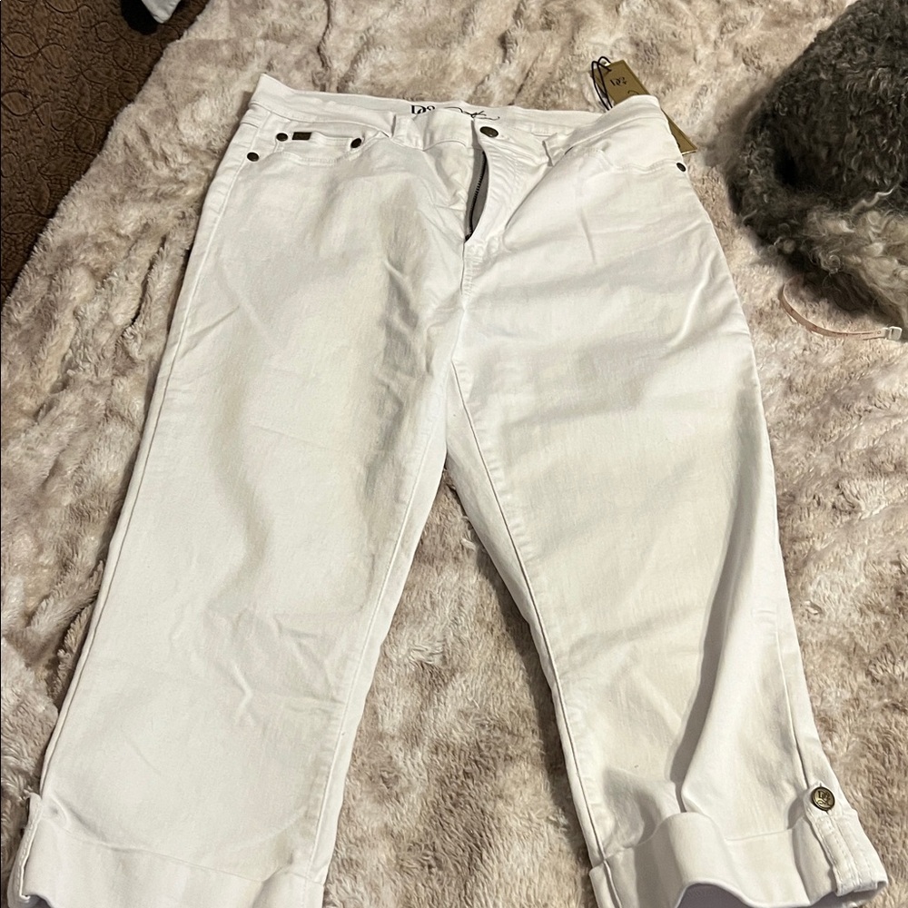 DG2 by Diane Gilman White Cuffed Cropped Jeans